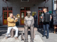 001  Tukkuva jaamaülema kuju avamine Nõmmel. Foto: Endel Apsalon