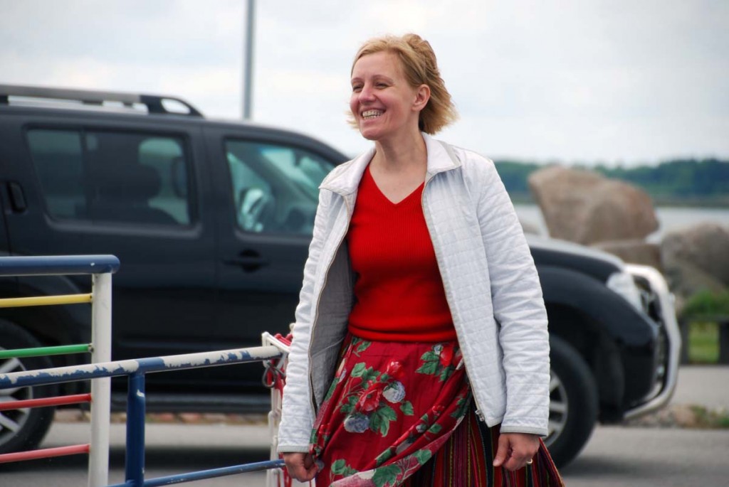 Annely Akkermann oma kodusaarel Kihnus Foto Urmas Saard