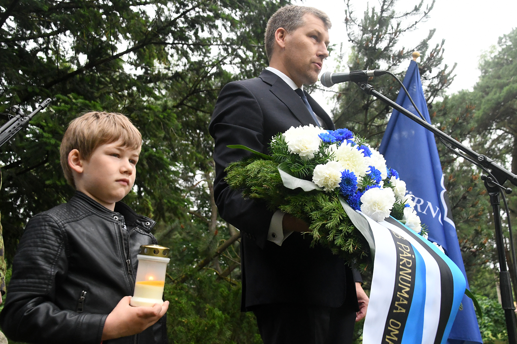 Armin ja Andres Metsoja Leinapargi mälestuskivi juures. Foto Urmas Saard