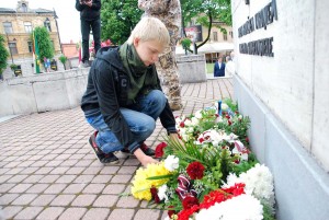 Ats Kaldma asetab lilled Võnnu lahingus langenute mälestuseks Foto Urmas Saard