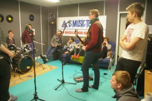 Bändilabori mentorid Bändomaania osalejaid koolitamas