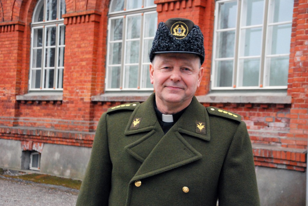 Eduard Kakko, Kaitseliidu Pärnumaa maleva kaplan, külastas Sindi gümnaasiumit Foto Urmas Saard