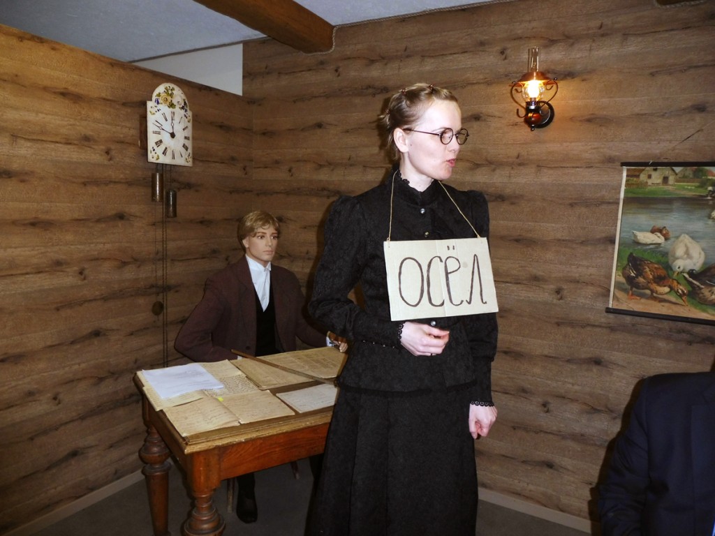 Eesti Pedagoogika Arhiivmuuseumi direktor Veronika Varik näitab kuidas karistati last, kes tabati koolis eesti keeles rääkimiselt Foto Urmas Saard