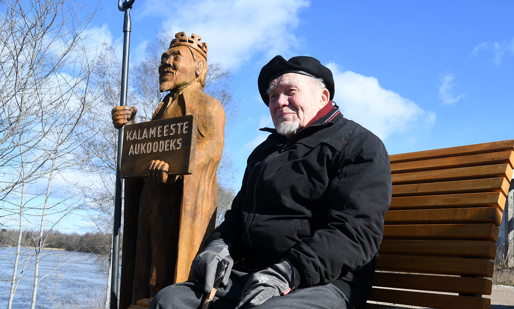 Hans Soll Sindis Pärnu jõe kaldal omanimelisel pingil istumas. Foto: Urmas Saard Hans Soll Sindis Pärnu jõe kaldal omanimelisel pingil istumas. Foto Urmas Saard