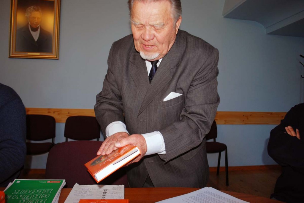 Hans Soll tänab Sindi raekojas oma abilisi Foto Urmas Saard