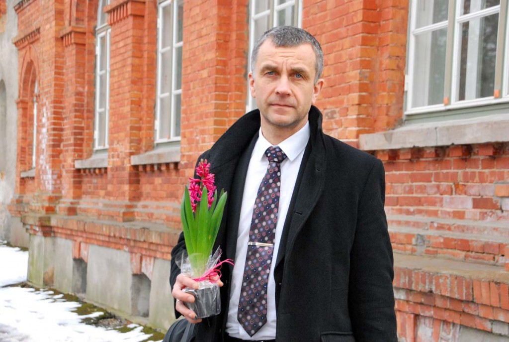 Ilmar Tomusk Sindi gümnaasiumi ees Foto Urmas Saard