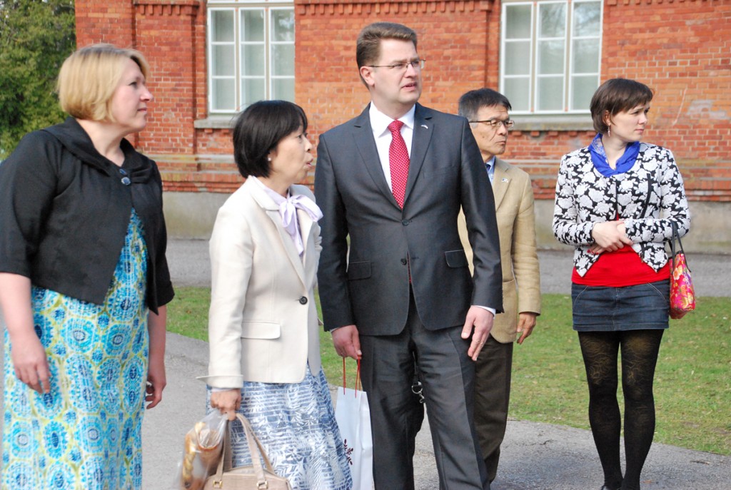 Jaapani suursaadik Yoko Yanagisawa jalutuskäigul Sindis (1 mail 2016), kus Marko Šorin tutvustab linnaajalugu Foto Urmas Saard