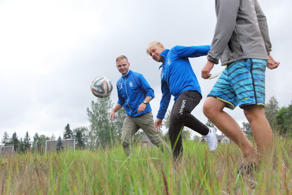 Joonas Einfeldt ja Martin Kuldmägi, Pärnu JK Poseidoni juhatuse liikmed, tulevasel Sindi jalgpallistaadionil Foto Urmas Saard