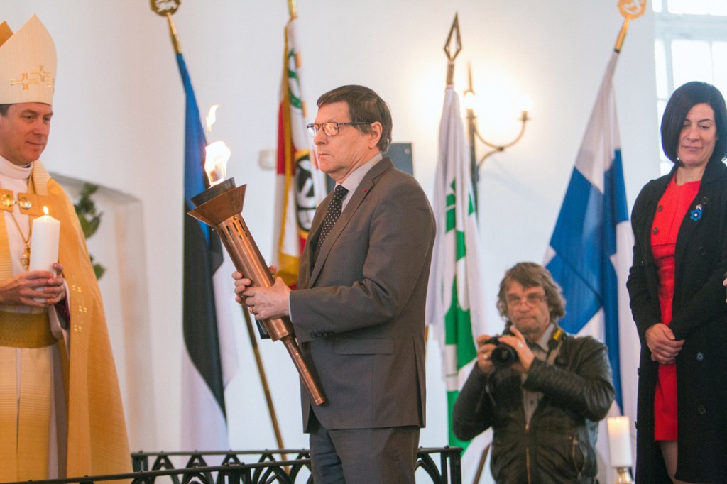 Jüri Trei viib tule Otto Strandmani, Jaan Raamoti ja Jaan Poska kalmudele Foto Mailiis Ollino