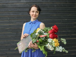 Ugala teatri näitlejanna Kadri Lepp oma raamatu esitlusel. Foto: erakogu