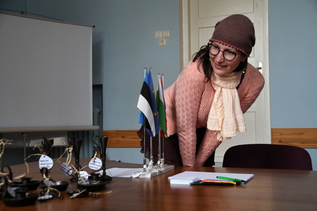 Kadri Kärg-Varris saab esimesena võimaluse valida endale Aleksei Vaštšenko valmistatud küünlajala Foto Urmas Saard