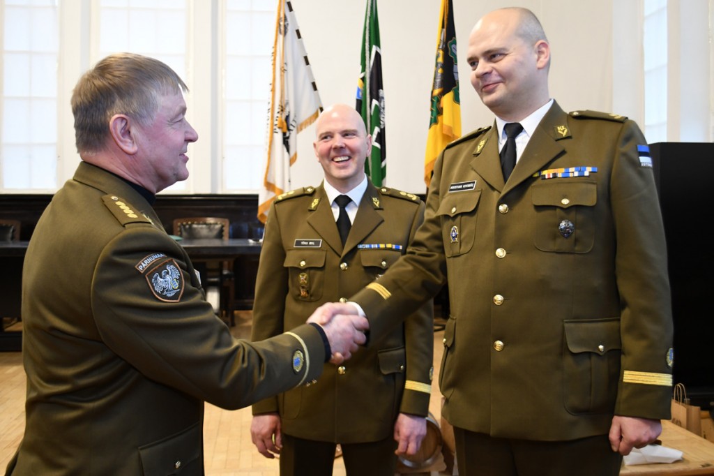 Kaitseliidu Pärnumaa maleva kaplan Eduard Kakko, kolonelleitnant Tõnu Miil ja major Kristian Kivimäe Foto Urmas Saard