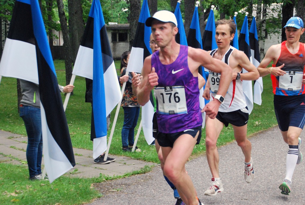 Kristo Reinsalu jookseb 14 kilomeetril Sindis esimesena Foto Urmas Saard