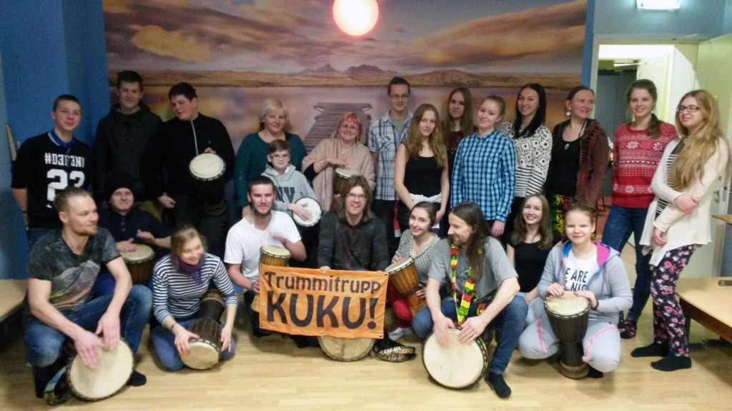 Laagri lõpetamisel külas trummitrupp Ku-ku Foto Mart Nõmm