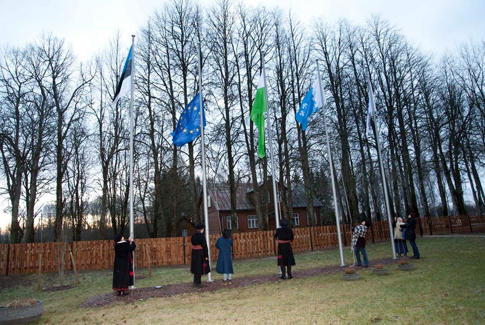 Lippude heiskamine Sadala lipuväljakul. Foto Johannes Haav