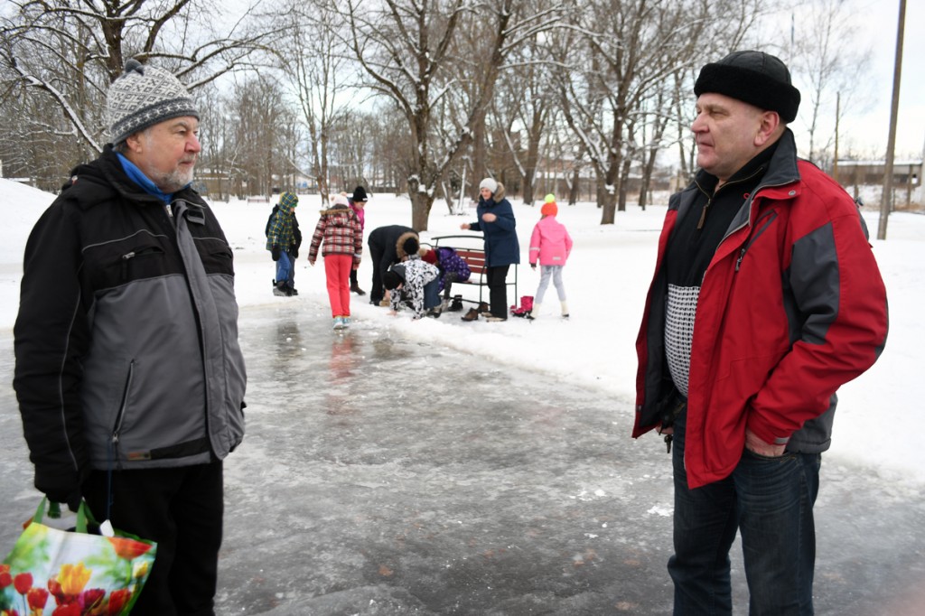 Liuvälja meister Mihail Šorin ja Raigo Paulberg esimest päeva avatud Sindi liuväljal Foto Urmas Saard