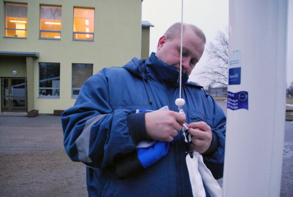 Marek Eistre, Hõbesõlg OÜ juhataja, kinnitab vimplit (viir) Sindi seltsimaja ette paigaldatud lipumasti heiskamiseks Foto Urmas Saard