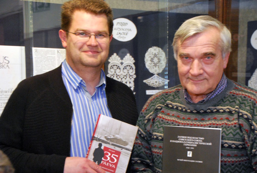 Marko Šorin ja Lembit Roosimäe räägivad Sindi muuseumis toimuval ajalooklubi kogunemisel 1956 a Ungari ülestõusust Foto Urmas Saard