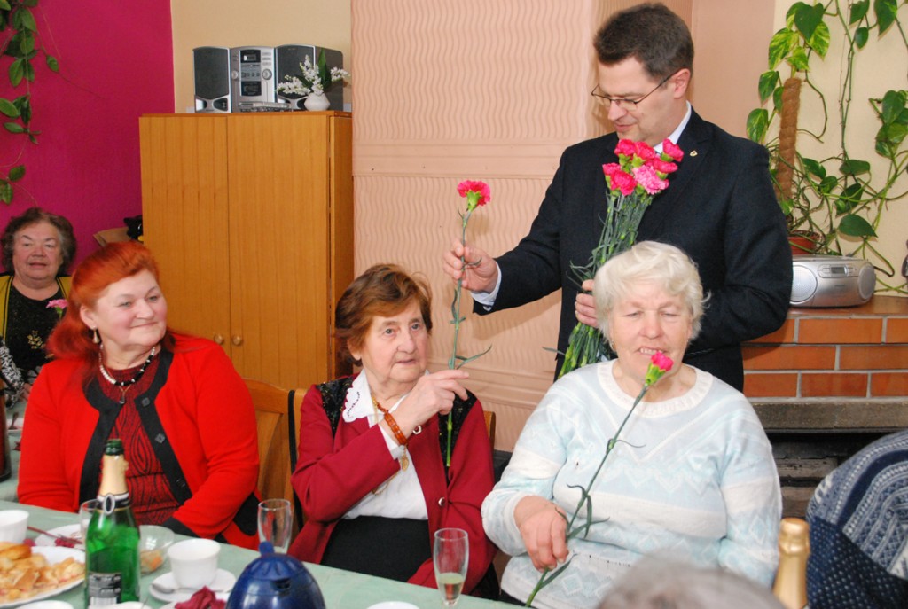 Marko Šorin kingib Sindi naispensionäridele naistepäevaks nelgiõie Foto Urmas Saard