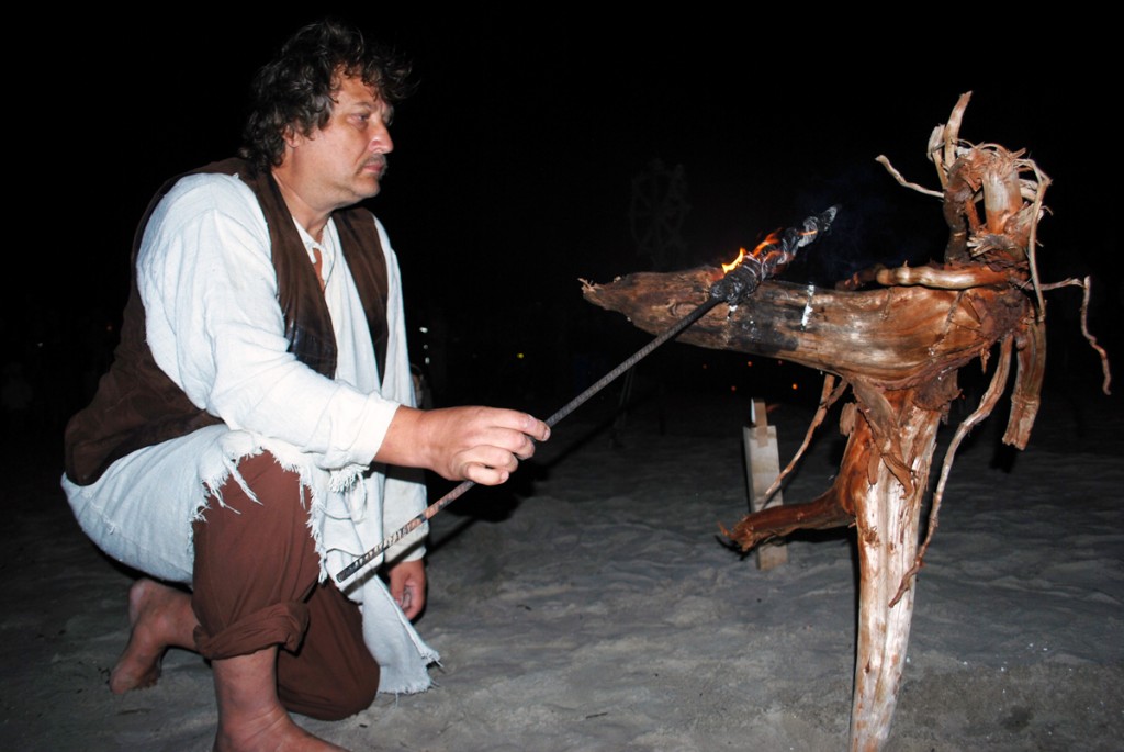 Mart Tõnismäe muinastulede ööl Pärnu rannas aastal 2012 Foto Urmas Saard