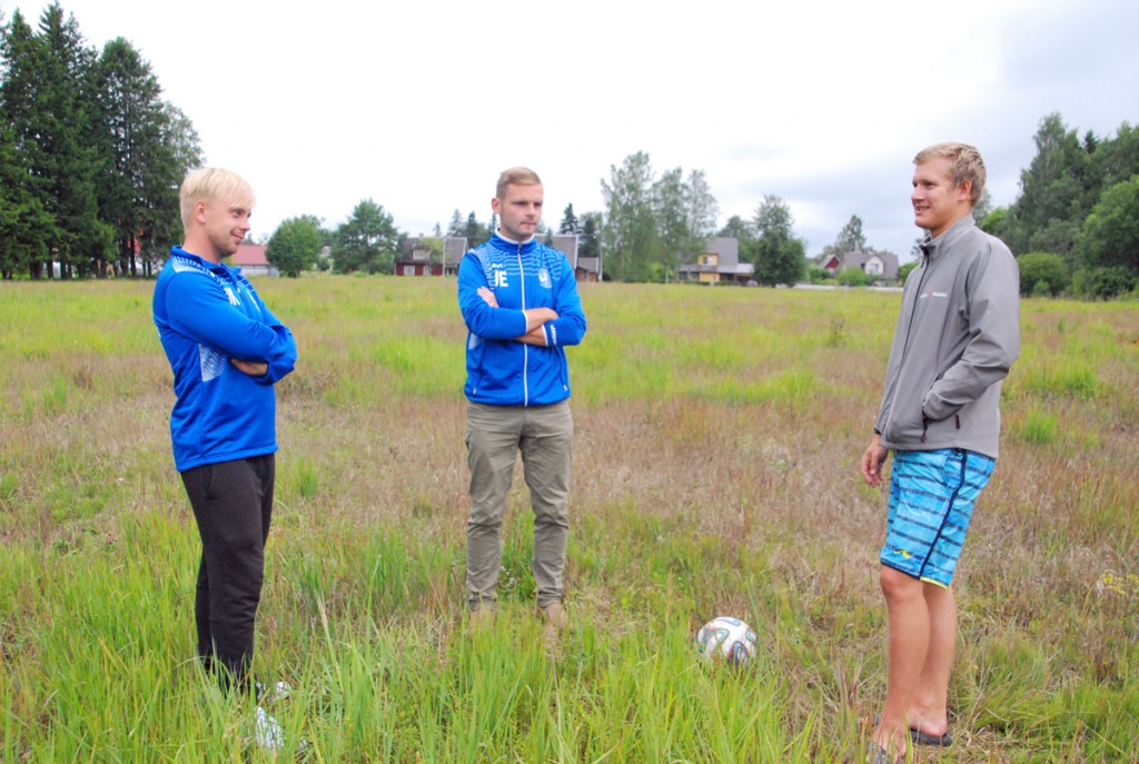 Martin Kuldmägi, Joonas Einfeldt, Pärnu JK Poseidoni juhatuse liikmed ja Germo Karro, Kodu Kuubis OÜ juhataja, tulevasel Sindi jalgpallistaadionil Foto Urmas Saard