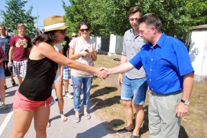 Mati Sutt tervitab Lätist saabunuid möödunud aasta suvises Pärnus Foto Urmas Saard