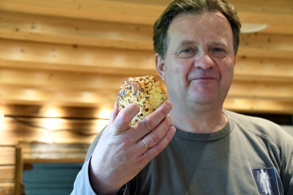 Meelis Mõttus Metsavenna talus valmistatud juustuga. Foto Urmas Saard