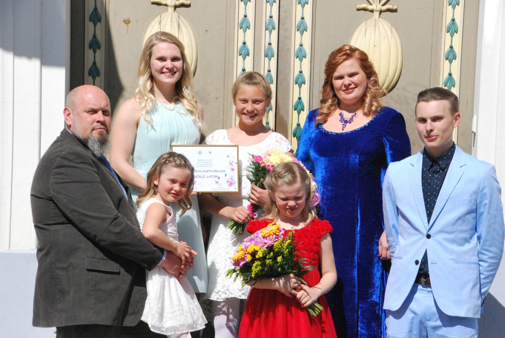 Merle Laidro, Pärnumaa aasta ema 2016, ühiselt oma perega Pärnu raekoja paraaduksel Foto Urmas Saard