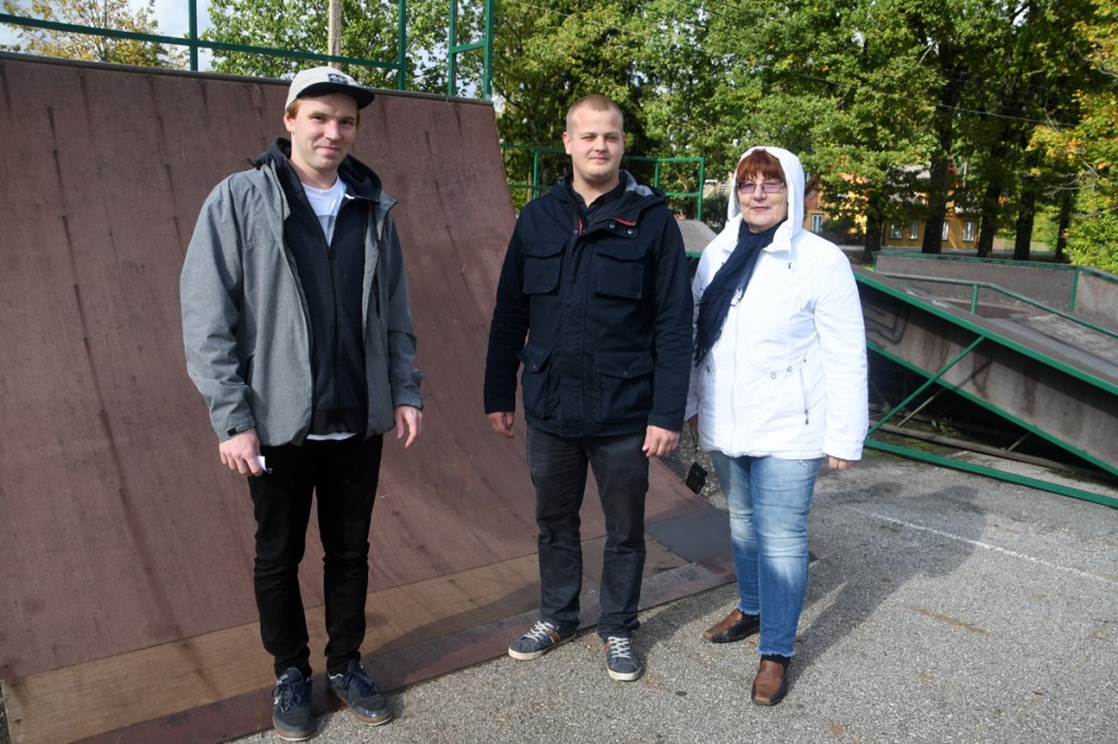 Mirko Reiman, Rasmus Paimre ja Helle Vent 20 septembril Sindi praeguses skatepargi asukohas, kus peeti nõu tuleviku võimaluste üle Foto Urmas Saard