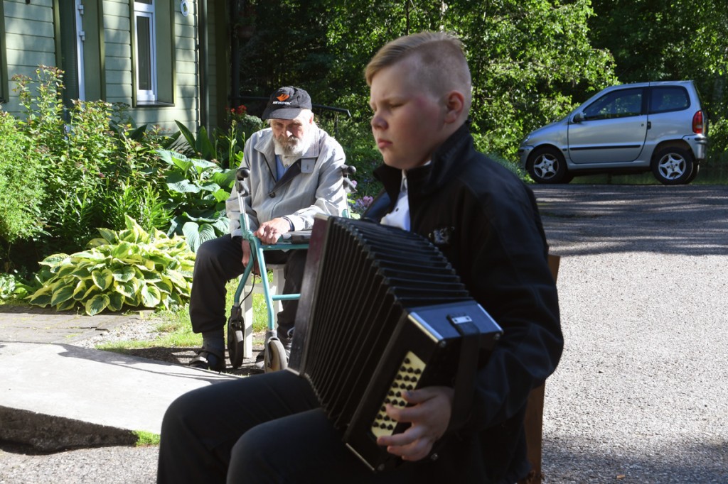 Märt Jaanus Tammann mängib karmoškaga rahvalikke viise Surju hooldekodus Foto Urmas Saard