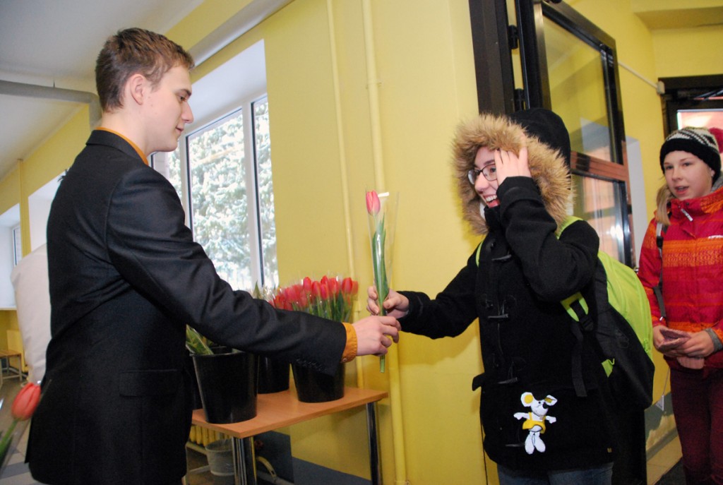 Naistepäeva lilled kooliõele Foto Urmas Saard