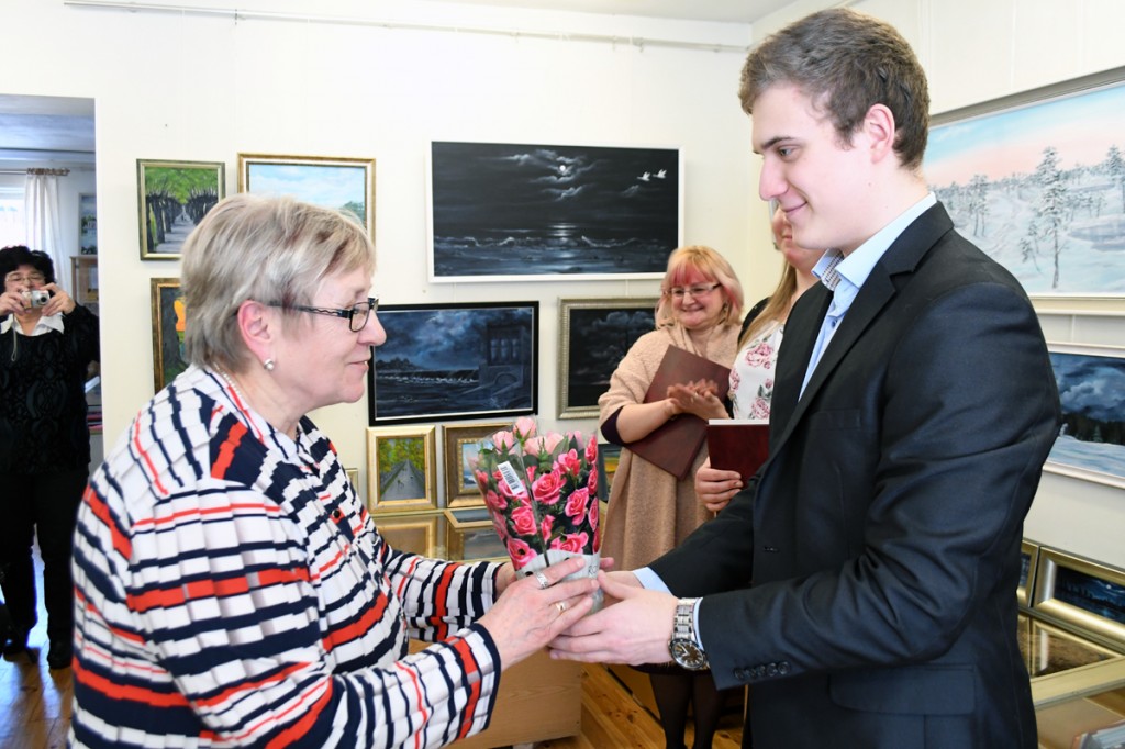 Noor kunstnik Egon Gentalen kingib õpilasteatri poolt Vanda Kirikalile lillekimbu Foto Urmas Saard