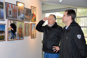 Näituse Sindi 77 autor Henn Soodla ja Sindi linnapea Marko Šorin Agapes Foto Urmas Saard