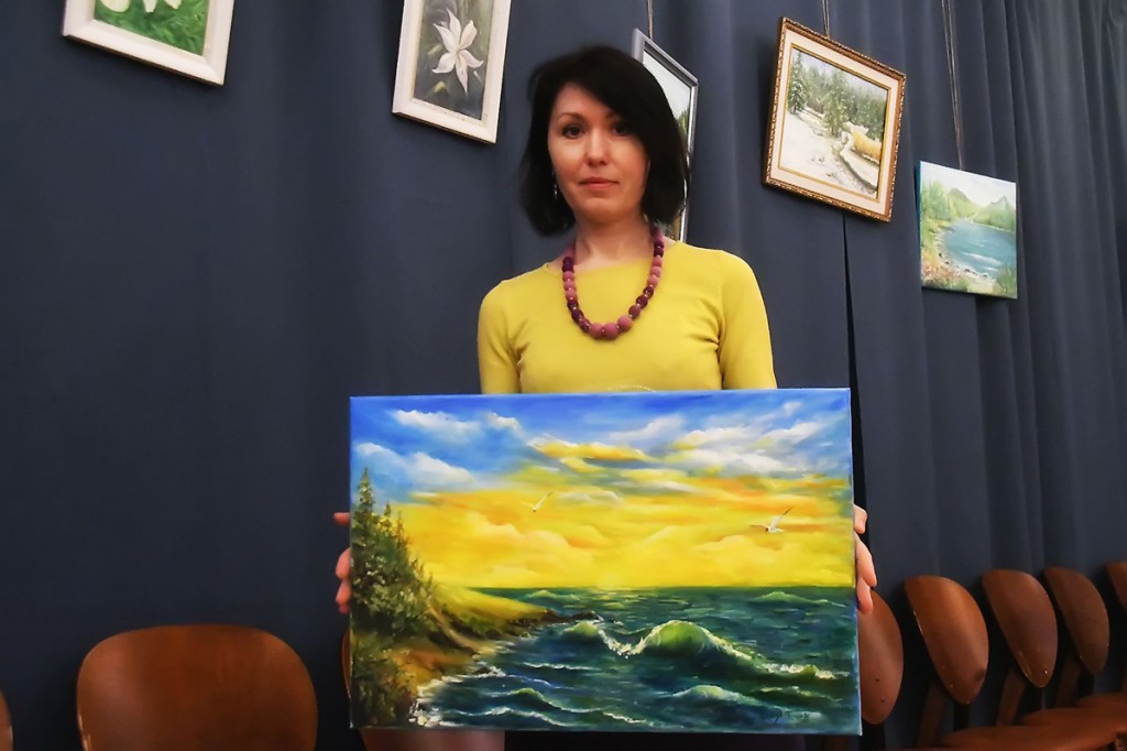 Olga Belash-Karasjova oma maalidega Foto Urmas Saard