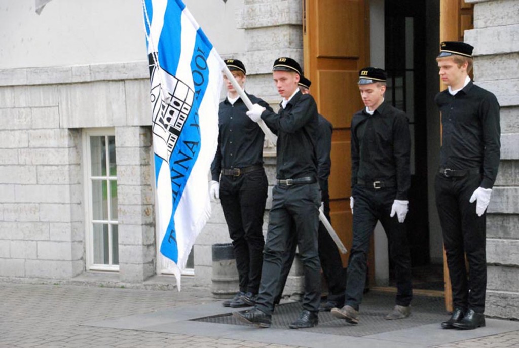 Pilt meenutab 2014 a mais toimunud Tallinna 21 kooli liputoimkonna ja inspitsiendigrupi demonstratsioonesinemist Sindi gümnaasiumi ja Paikuse põhikooli õpilastele Foto Urmas Saard