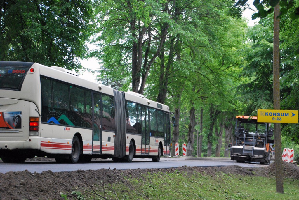 Pole mitte eriti tark tegu hakata pärast tee uuendamist seda uuesti lõikuma ja kaevama, et meetme avanedes siiski linnarahva soovile vastu tulles bussipeatust ehitada Foto Urmas Saard