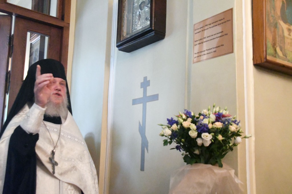 Preester Iona on avanud Pärnu Suurmärter Katariina kirikus mälestusplaadi Konstantin Pätsi ja tema abikaasa Helma Wilhelmine Peedi laulatuse mälestuseks Foto Urmas Saard