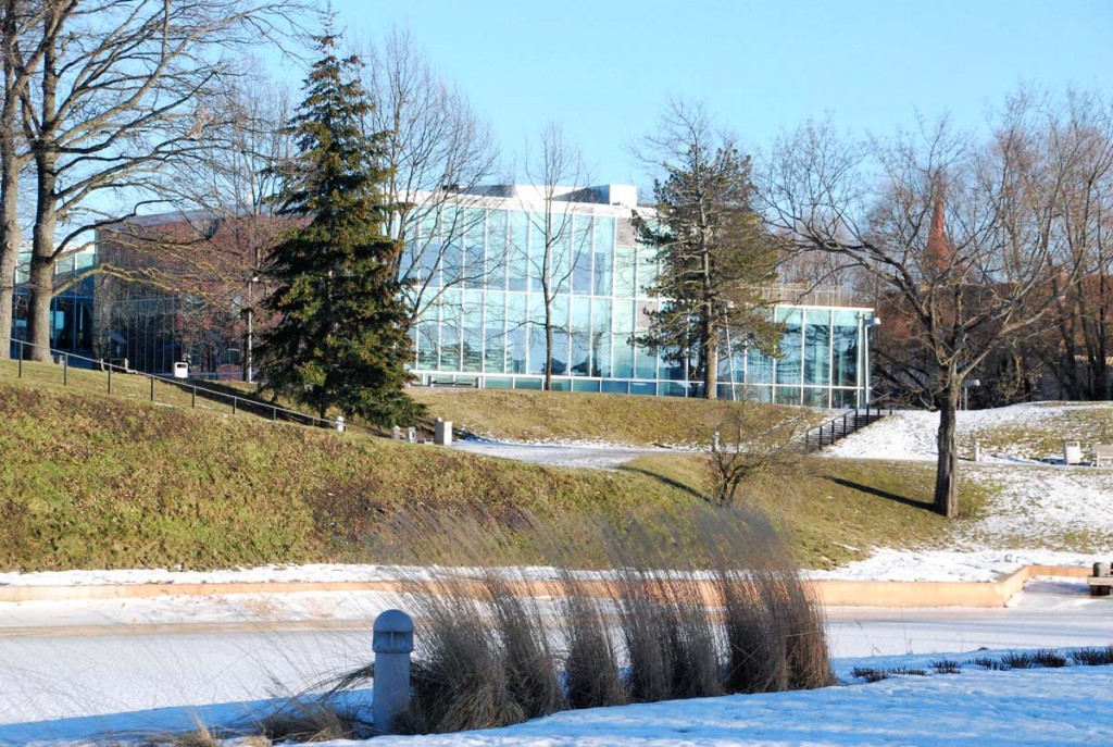 Pärnu Keskraamatukogu vallikraavi poolt vaadatuna Foto Urmas Saard