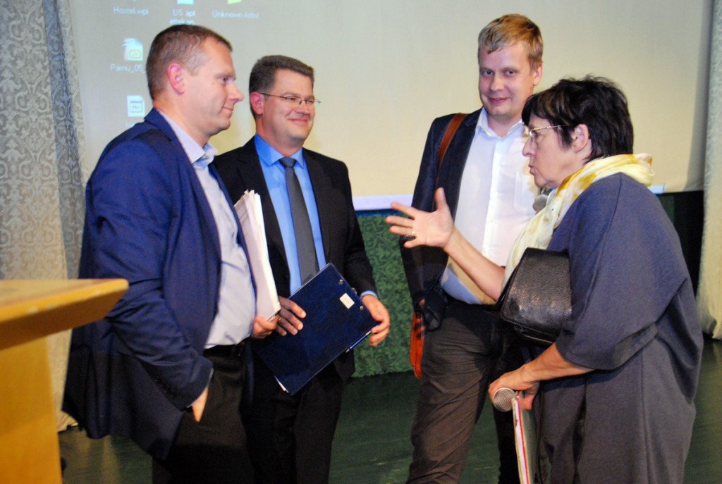 Pärnu linnapea Romek Kosenkranius, Sindi linnapea Marko Šorin, Pärnu maavanem Kalev Kaljuste ja Pärnu väärikate ülikooli projektijuht Mari Suurväli Tervise keskuse konverentsi saali laval pärast ametliku väi