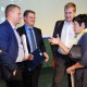 Pärnu linnapea Romek Kosenkranius, Sindi linnapea Marko Šorin, Pärnu maavanem Kalev Kaljuste ja Pärnu väärikate ülikooli projektijuht Mari Suurväli Tervise keskuse konverentsi saali laval pärast ametliku väi