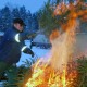 Pärnumaal Paikuse alevis on kujunenud heaks tavaks ühine kuuskede põletamine kolmekuninga- ja kanutipäeva vahelisel ajal Foto Urmas Saard