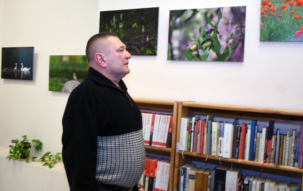 Raigo Paulberg vaatab Sindi linnaraamatukogus Helen Parmeni loodusfotode isiknäitust Foto Urmas Saard
