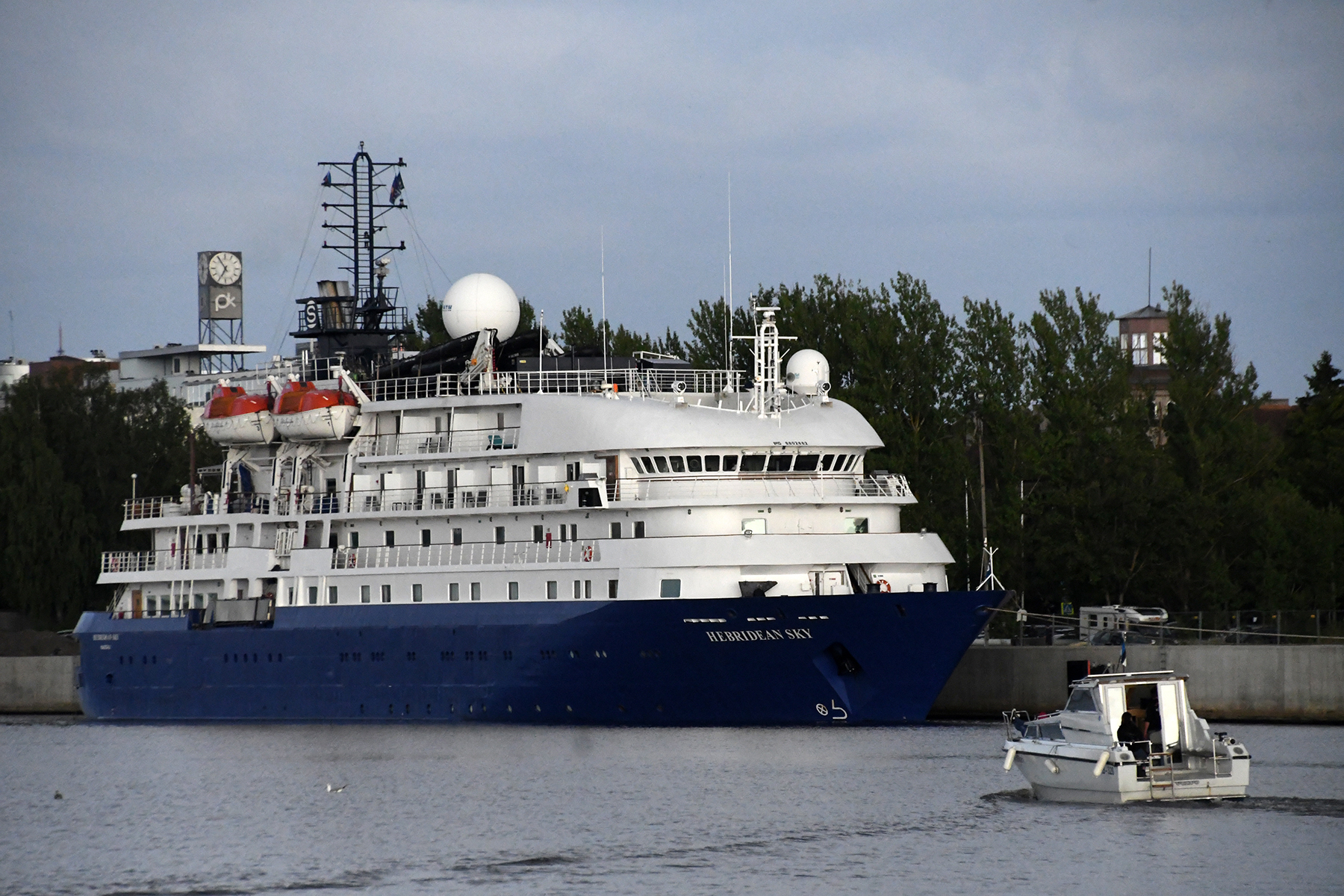 Ristluslaev Hebridean Sky Pärnu kesklinna kai ääres. Foto Urmas Saard