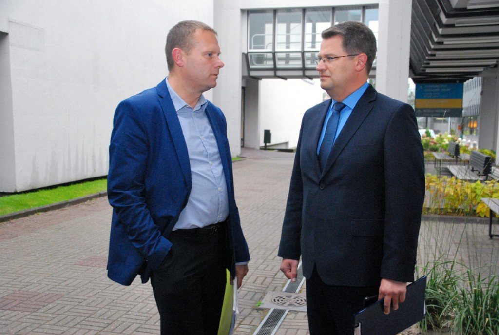 Romek Kosenkranius ja Marko Šorin jätkavad vestlust veel pärast Tervise keskusest väljumistki Foto Urmas Saard