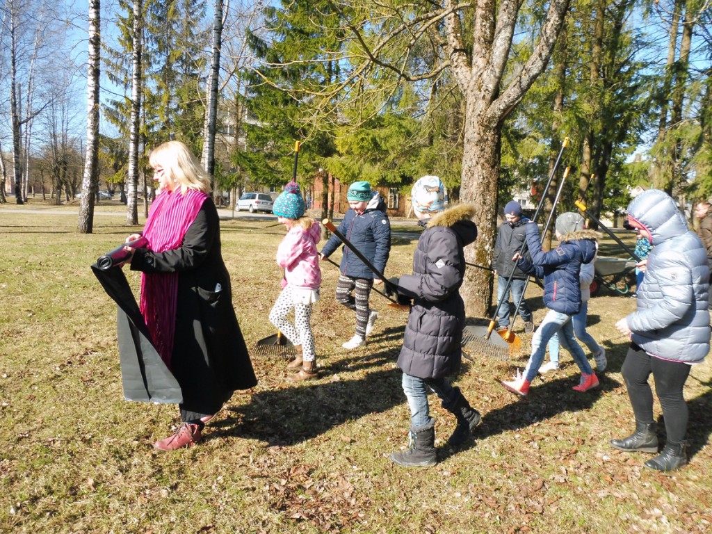 Sindi gümnaasiumi 3a klass läheb talgutele Foto Urmas Saard