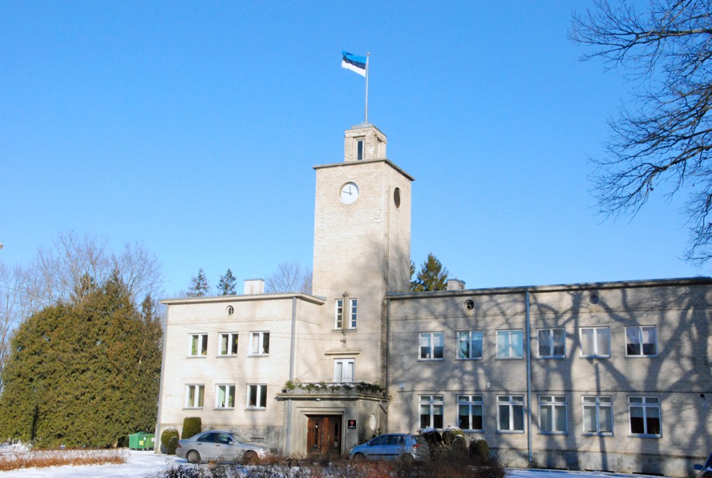 Sindi raekoja torni kaunistab lipp ja Presidendi kell Foto Urmas Saard
