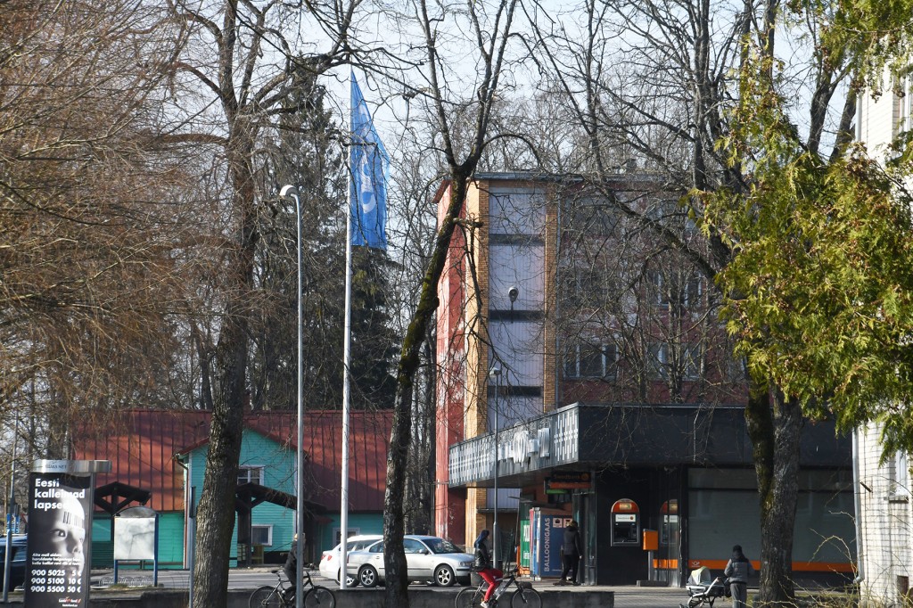 Sindis Jaama tänaval töötab kümnendat aastat apteek, mis avati pärast Konsumi poe renoveerimist. Ostjaid teenindab üks proviisor ja üks farmatseut. Foto: Urmas Saard Sindis Jaama tänaval töötab kümnendat aastat apteek, mis avati pärast Konsumi poe renoveerimist. Ostjaid teenindab üks proviisor ja üks farmatseut. Foto: Urmas Saard