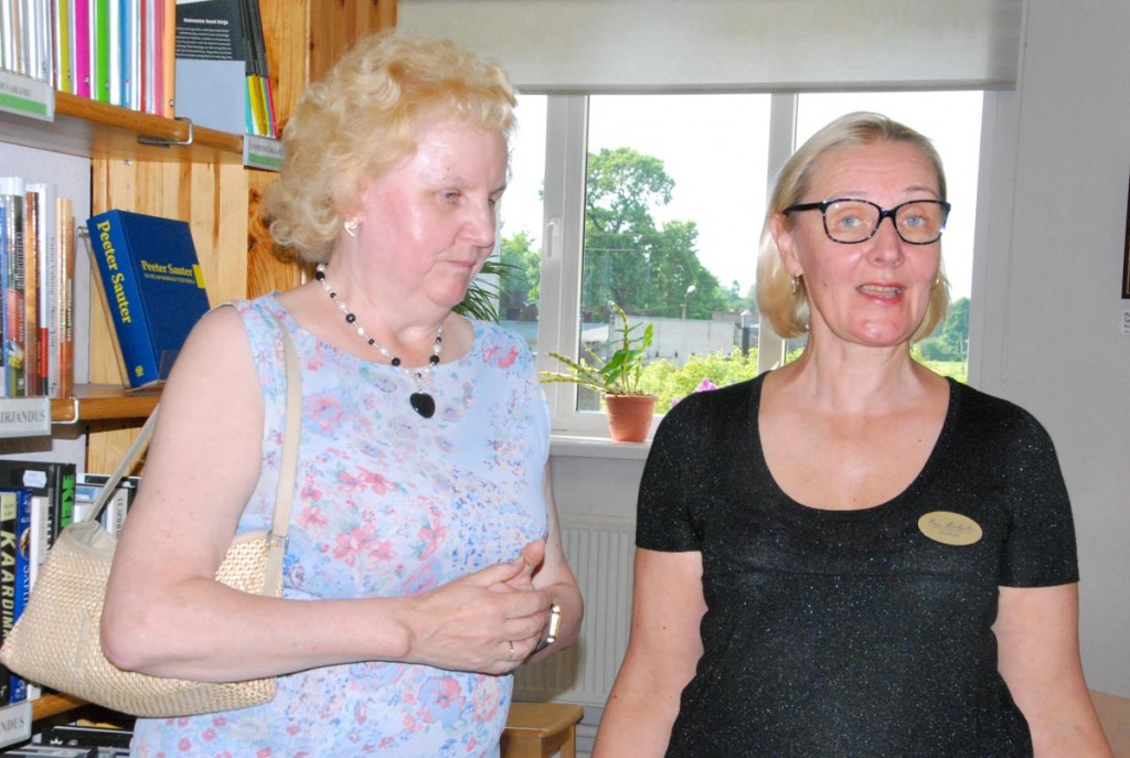 Sülvi Sarapuu ja Ene Michelis avavad Sindi linnaraamatukogus näituse Nägevad käed Foto Urmas Saard