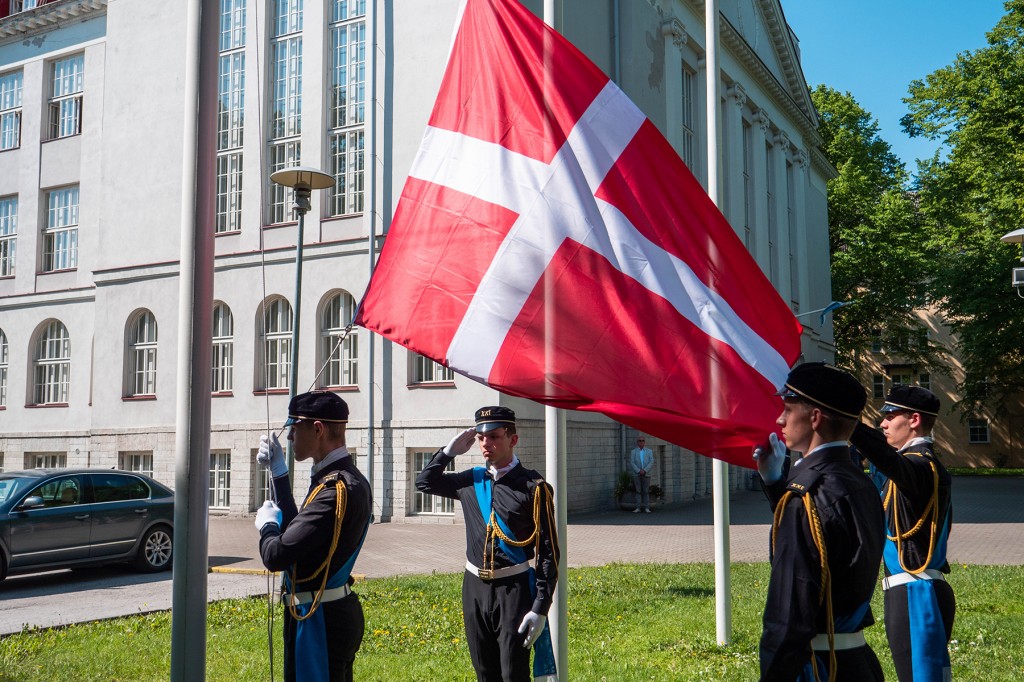 Tallinna 21. Kooli õpilaste liputoimkond demonstratsioonesinemisel. Foto Tallinna 21. Kool