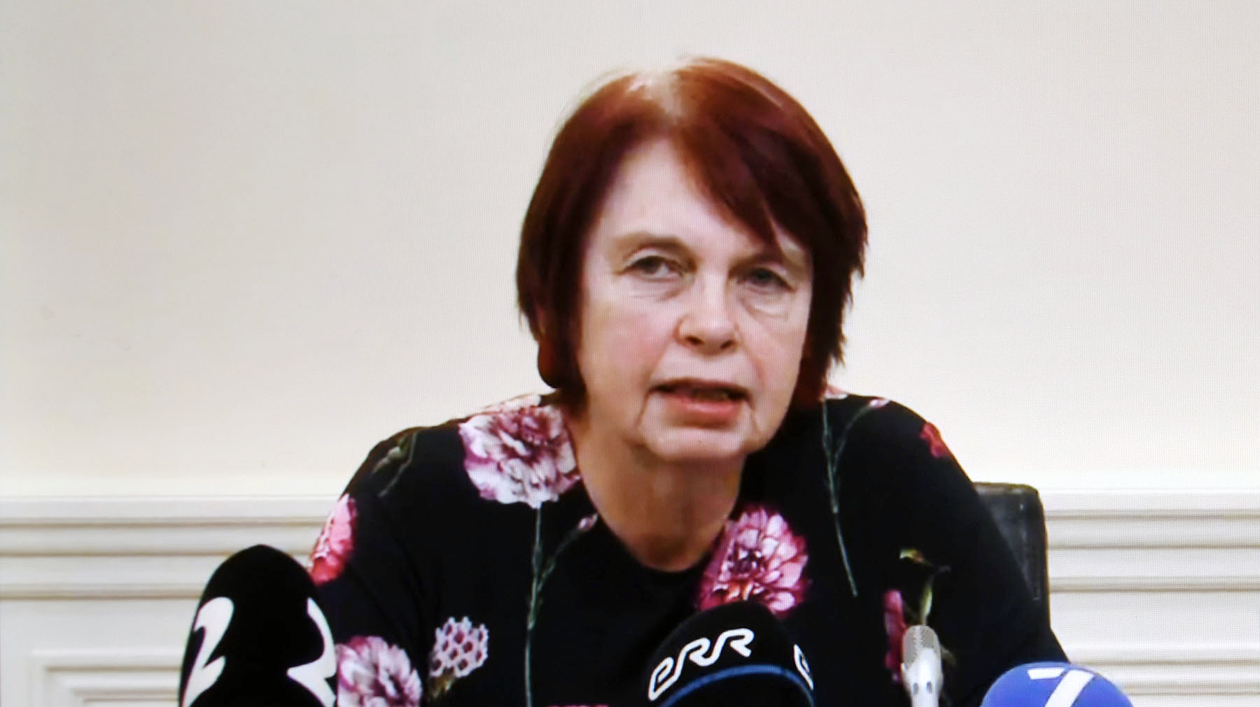 Tartu Ülikooli bio- ja siirdemeditsiini instituudi professor Irja Lutsar valitsuskomisjoni pressikonverentsil Foto: Urmas Saard Tartu Ülikooli bio- ja siirdemeditsiini instituudi professor Irja Lutsar valitsuskomisjoni pressikonverentsil Foto: Urmas Saard